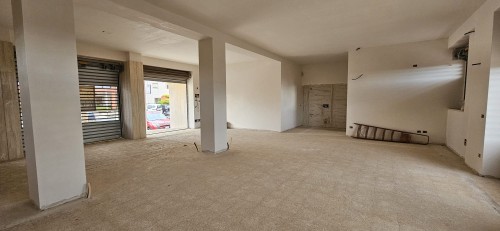 Locale Commerciale Con Terrazzo